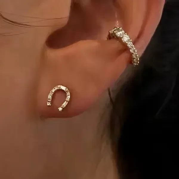 Brinco Ferradura Estilosa Cravejada Banhada a Ouro