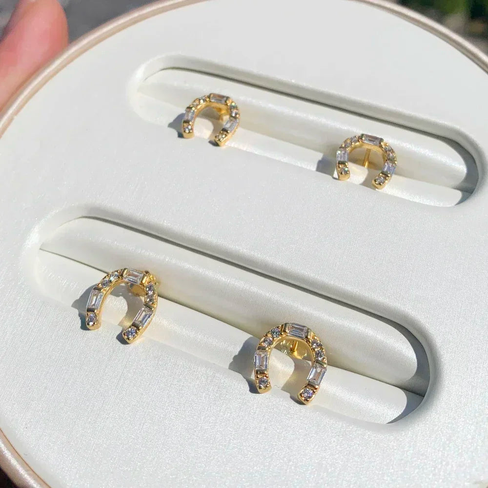 Brinco Ferradura Estilosa Cravejada Banhada a Ouro