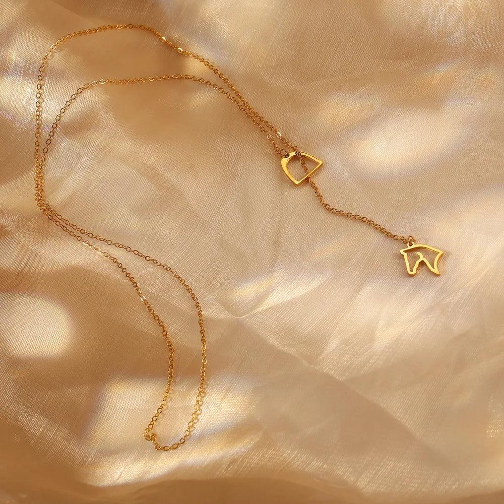 Conjunto Colar e Pingente Cavalo Estribado Dourado