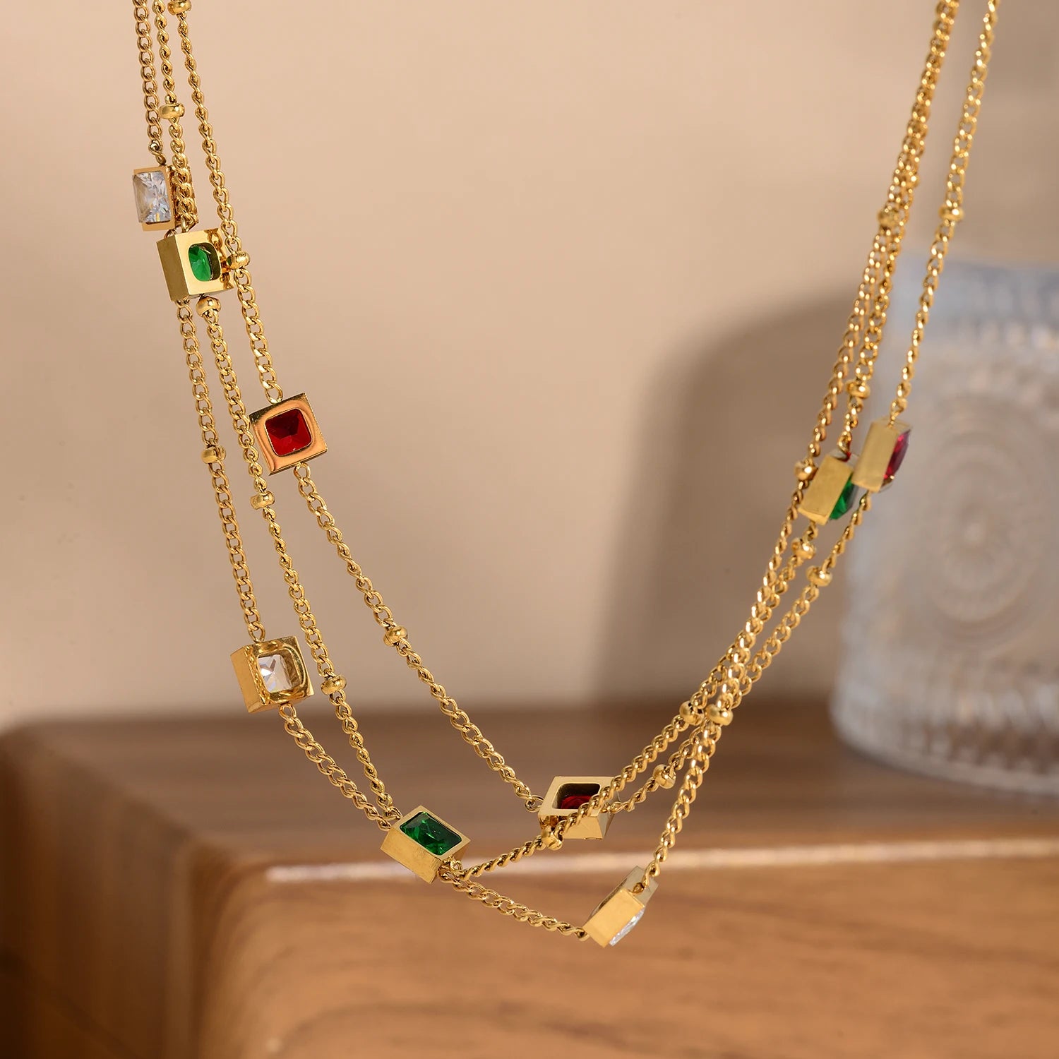 Colar Pontos Coloridos Elegantes Banhado a Ouro