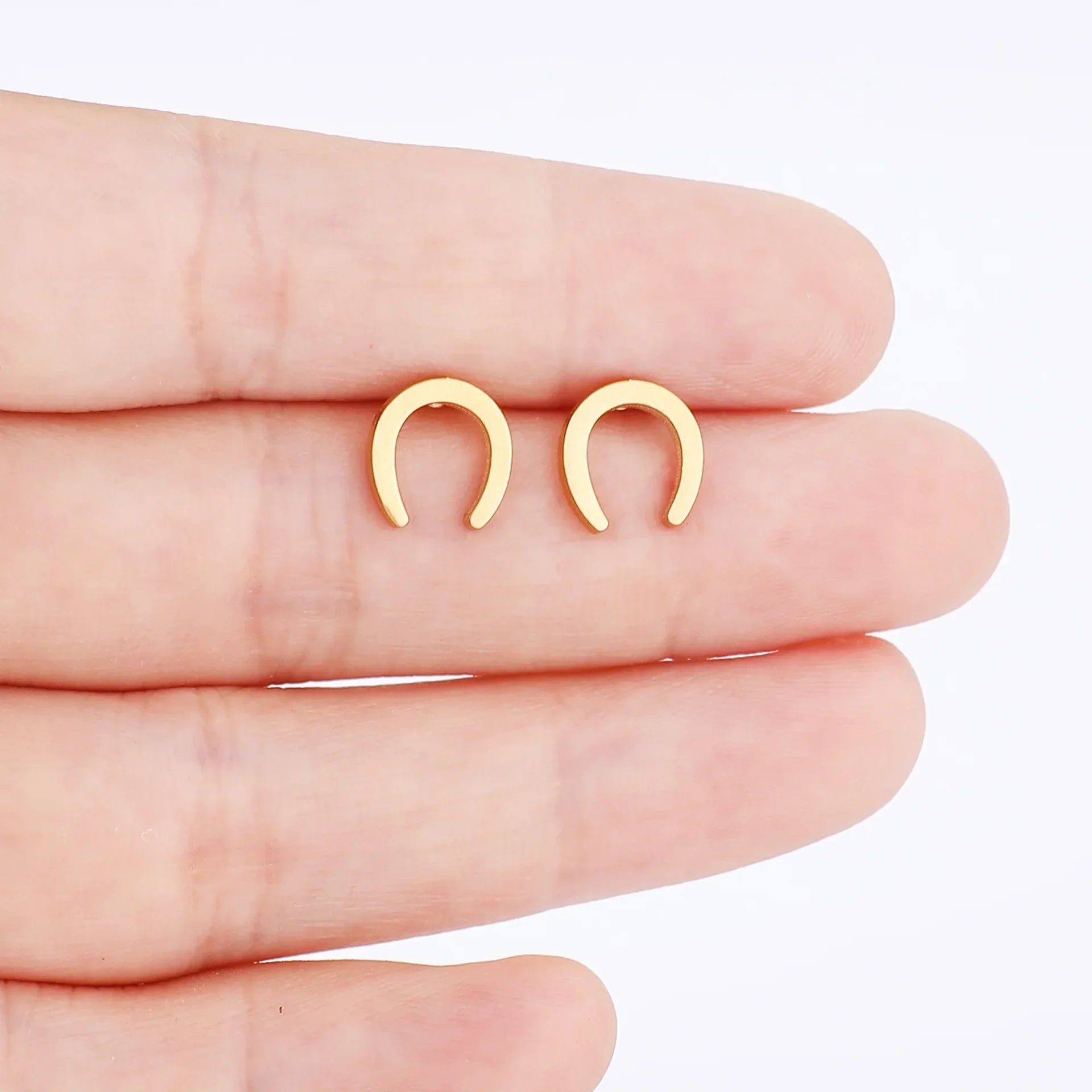 Brinco Ferradura Liso Dourado