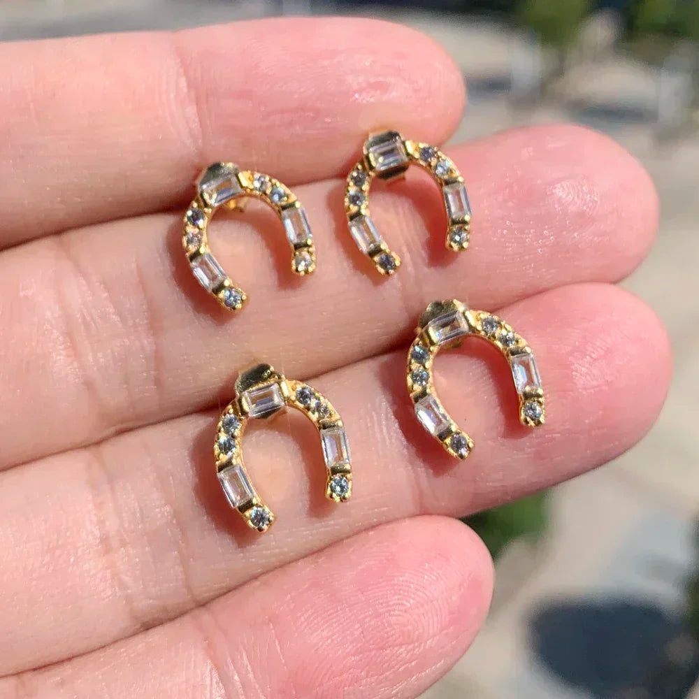 Brinco Ferradura Estilosa Cravejada Banhada a Ouro