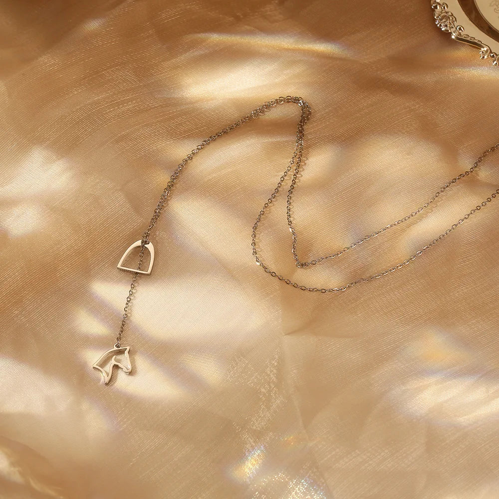 Conjunto Colar e Pingente Cavalo Estribado Prata