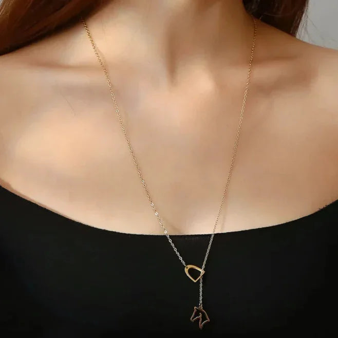 Conjunto Colar e Pingente Cavalo Estribado Dourado