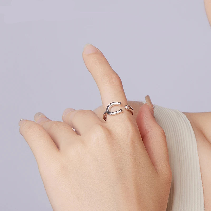 Anel Ferradura Prata 925  com Pontos Brilhandes Ajustável