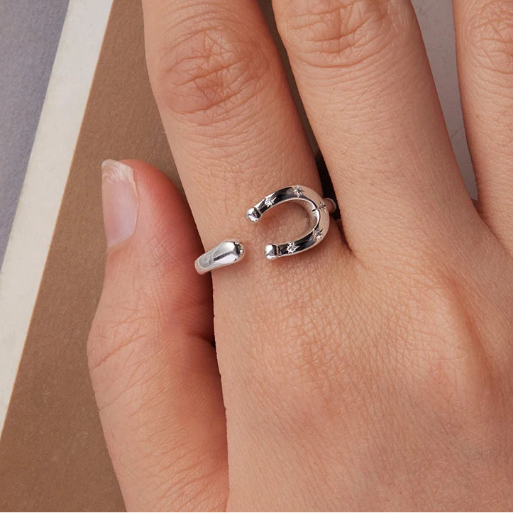 Anel Ferradura Prata 925  com Pontos Brilhandes Ajustável