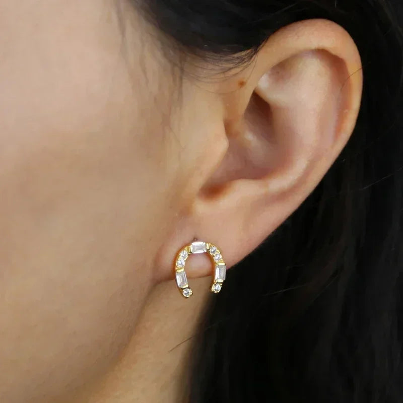 Brinco Ferradura Estilosa Cravejada Banhada a Ouro