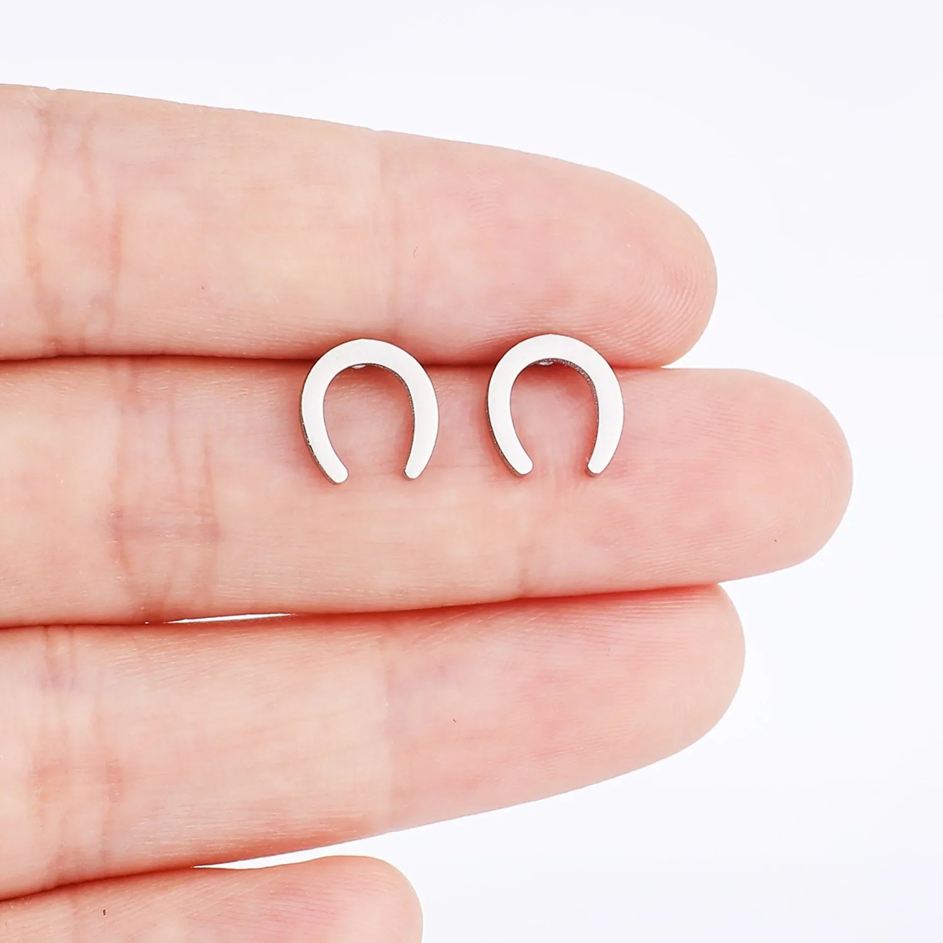 Brinco Ferradura Liso Prata