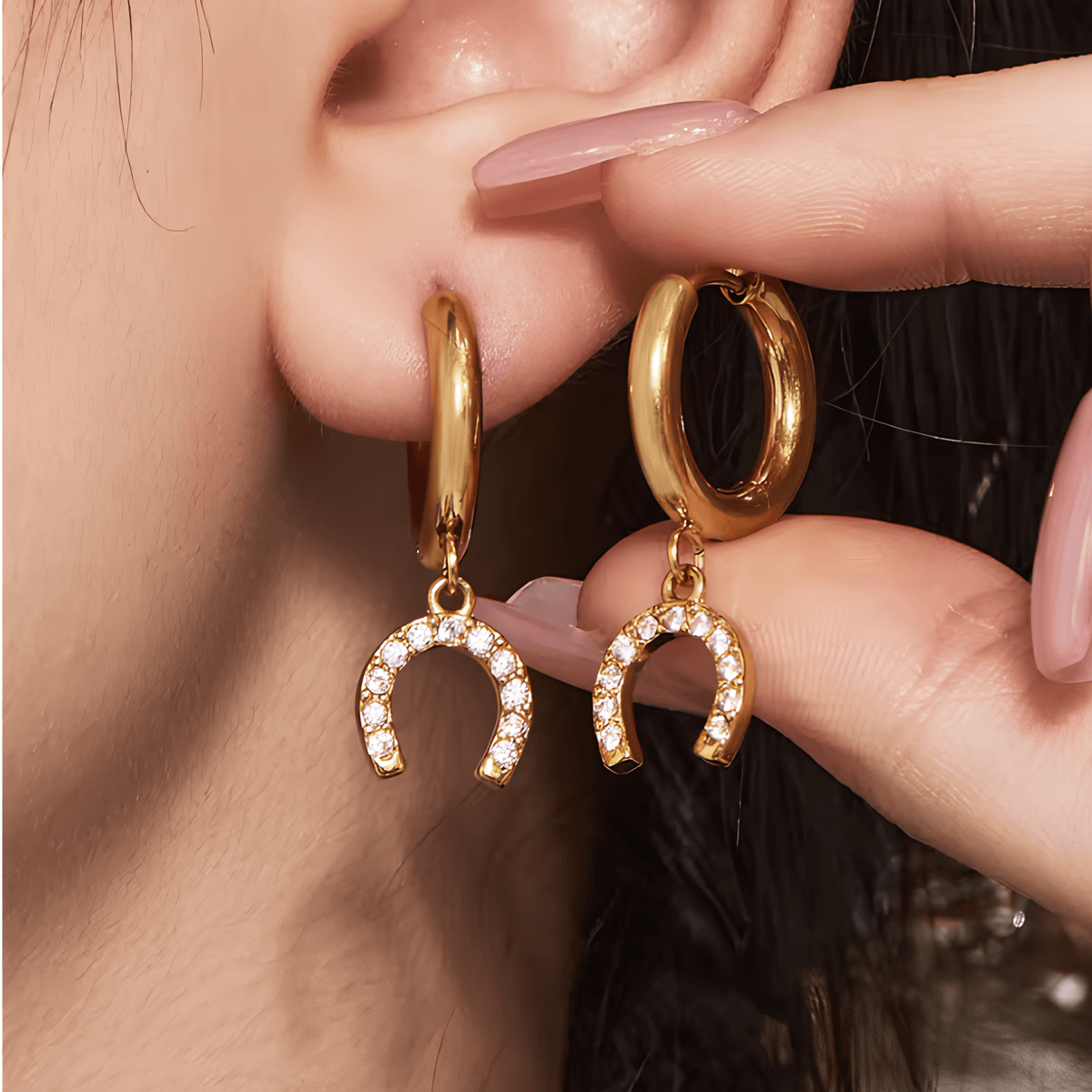 Brinco Ferradura Brilhante Dourado