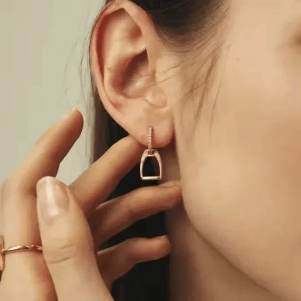 Brinco Estribos Cravejados Dourado